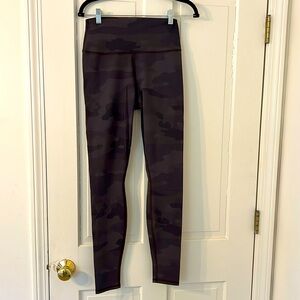 ALO yoga 7/8 high waist airlift legging in purple camo size medium